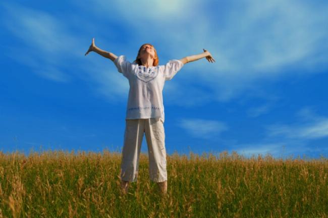 Người phụ nữ đang khóc, lắng nghe nhạc buồn, thể hiện sự giải tỏa cảm xúc catharsis.